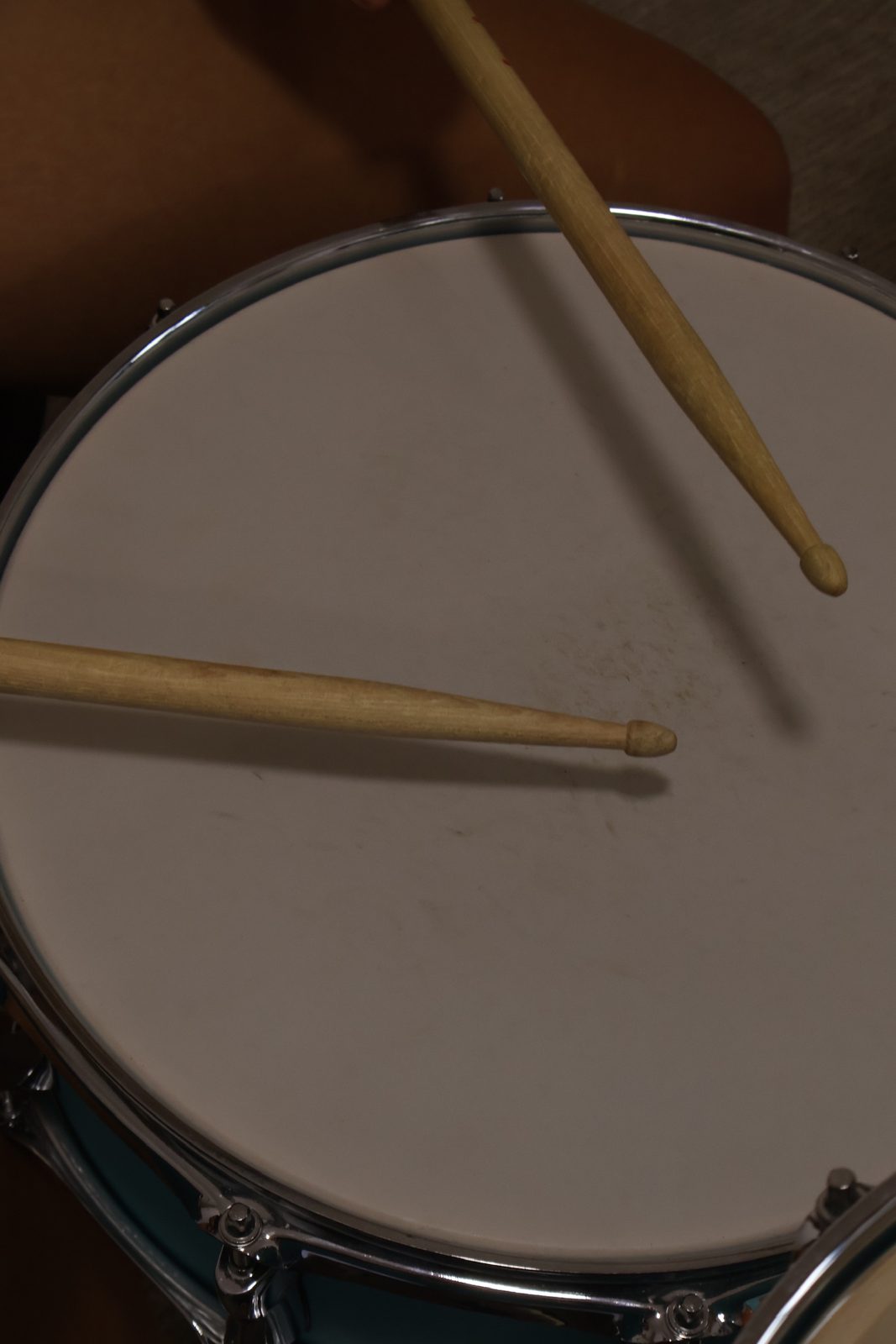 מקלות תופים על סנר בצריף של תמרי